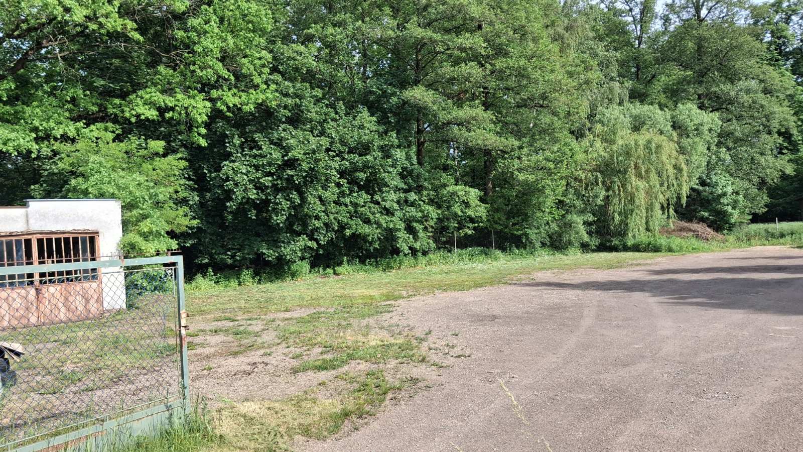 Pronájem zděné stavby 37m2  a pozemku 640 m2 v Rokycanech – plocha výrobní a skladovací