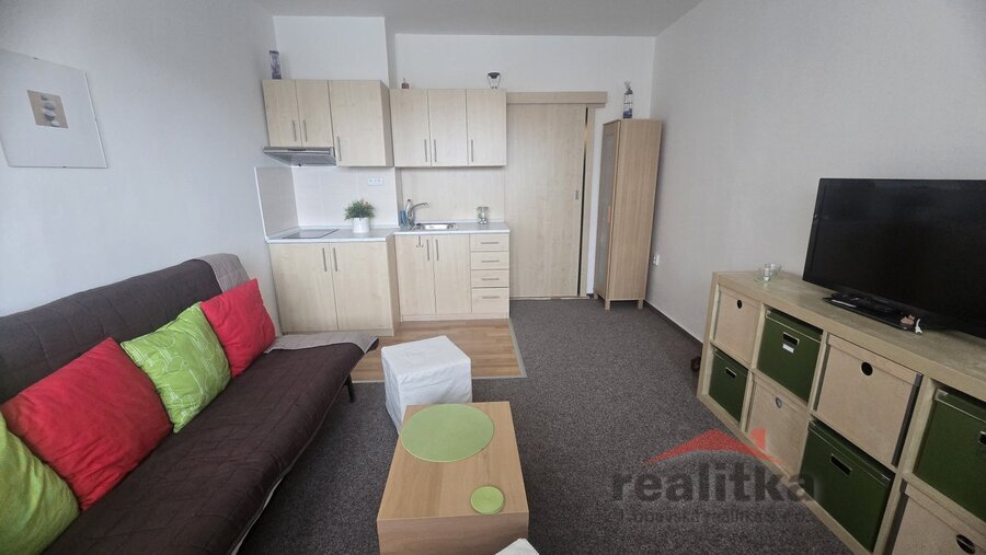 Pronájem hezkého, zařízeného bytu 1+kk, 21m2, Opava, ul. Holasická