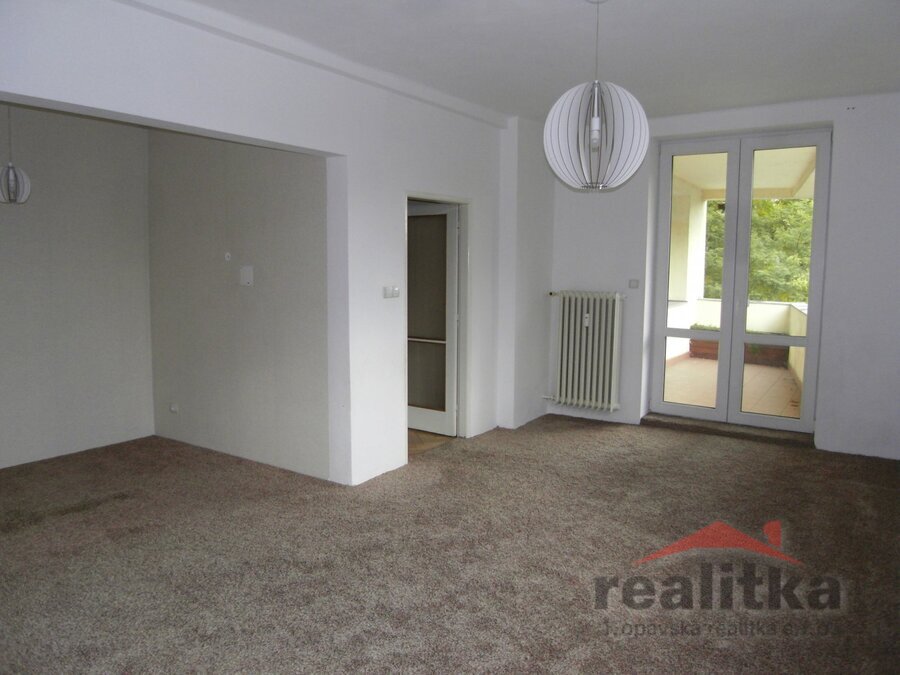 Pronájem velkého bytu 2+1, 80m2 s terasou, balkónem a parkovacím místem Opava, ul. Praskova