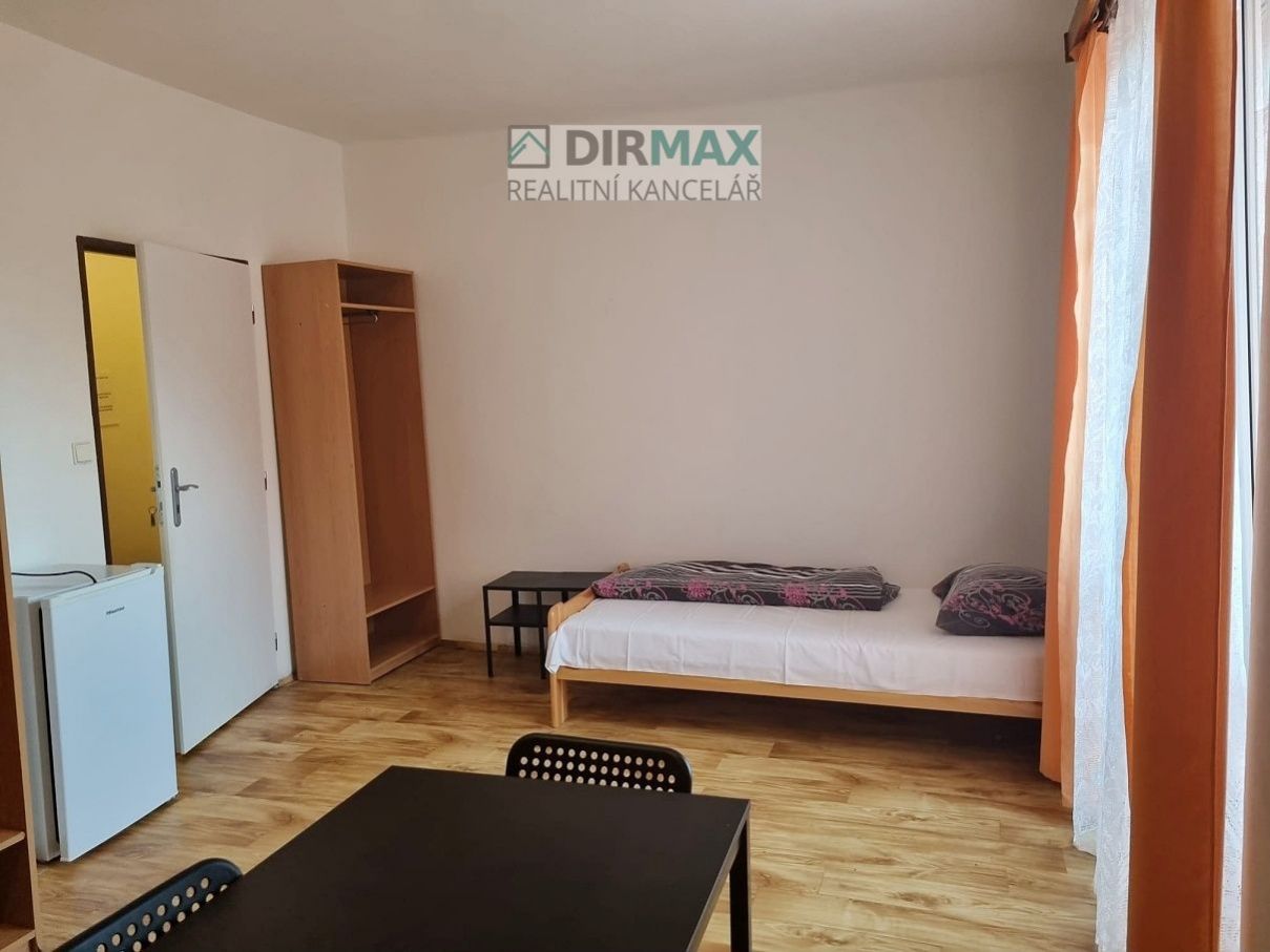 Pronájem studentského lůžka v zařízeném třílůžkovém pokoji 22m2, Zahradní ulice, Plzeň – fotografie 2