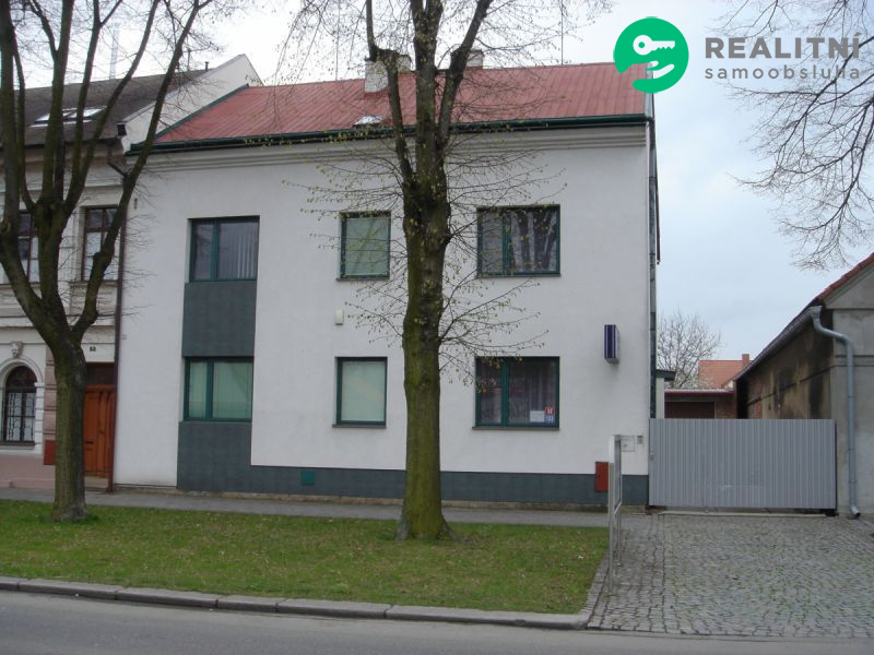 Prodám dům v Hradci Králové s garáží na 4 auta a zahradou.
