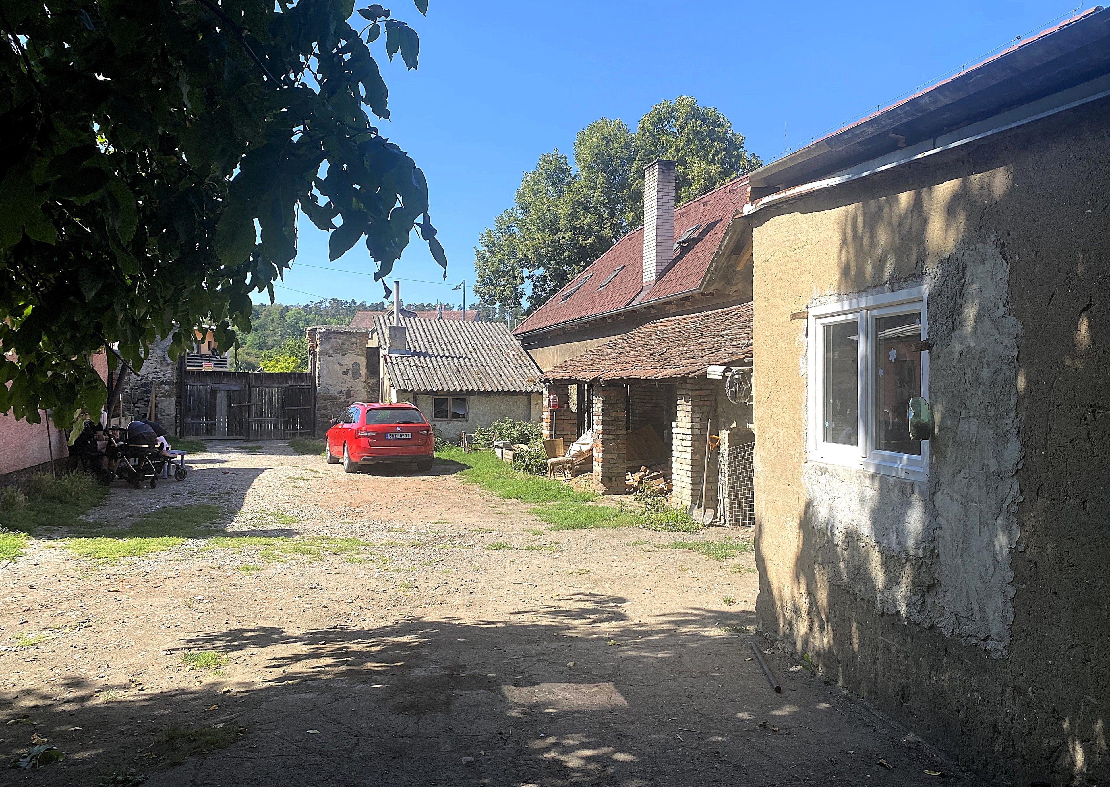 Prodej pozemku se starším objektem pro bydlení nebo podnikání 1 873 m², Králův Dvůr - Popovice – fotografie 6