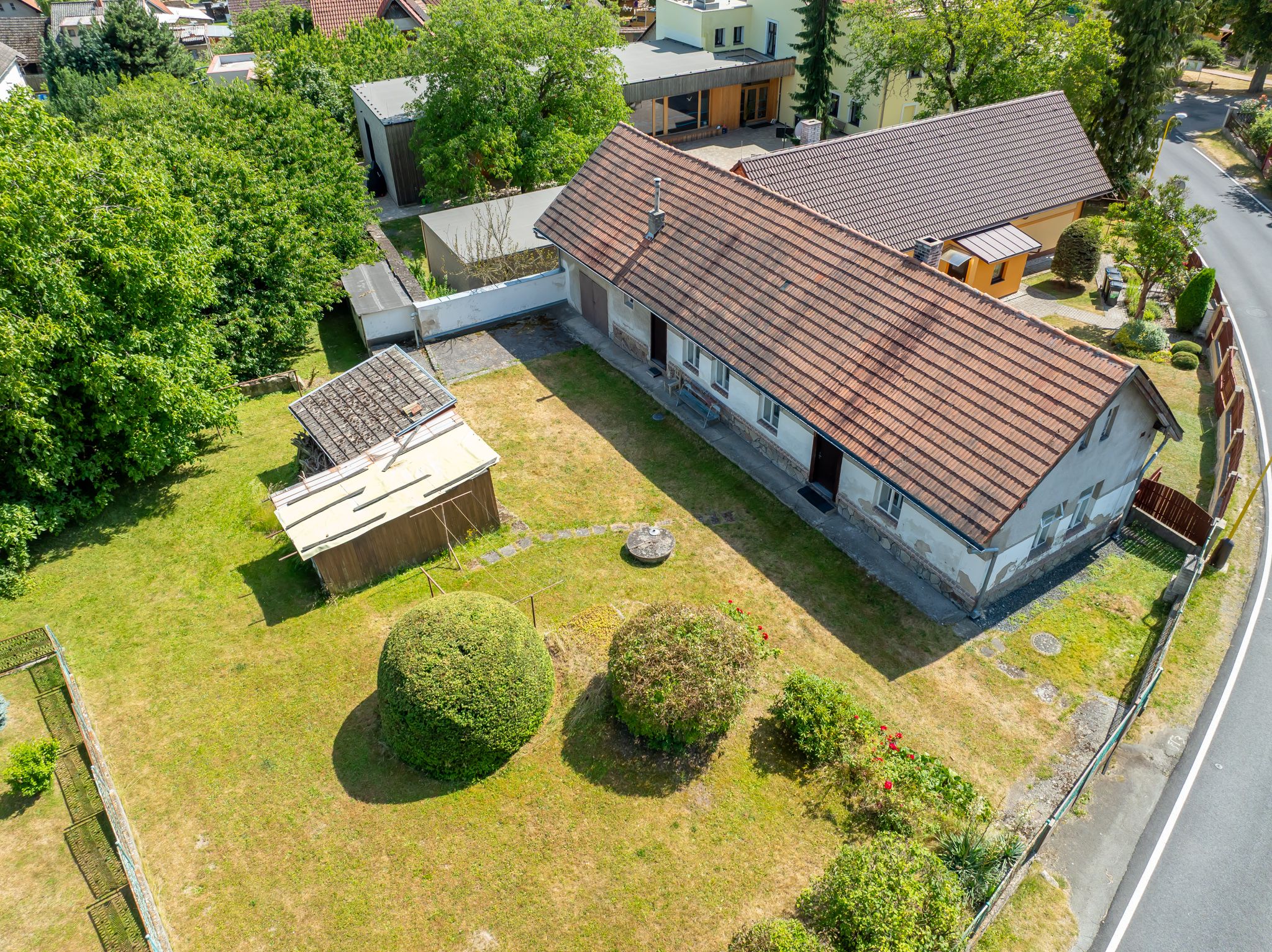 Exkluzivní prodej stavebního pozemku 2 069 m² v historickém centru Vyžlovky