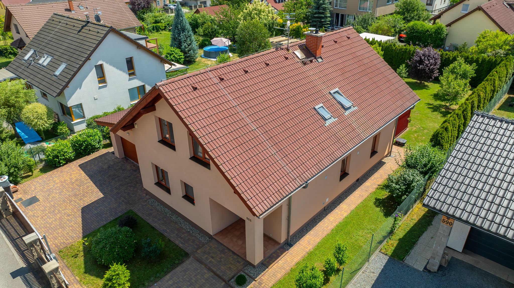 Rodinný dům z roku 2011, 195 m² + 39 m² garáž s dílnou, pozemky 813 m², Statenice – fotografie 2