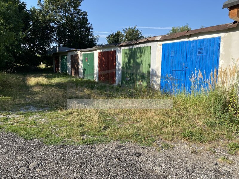 Prodej garáže v OV, na okraji obce Litvínovice, MHD, výměra 18 m2, 240 V, betonová podlaha