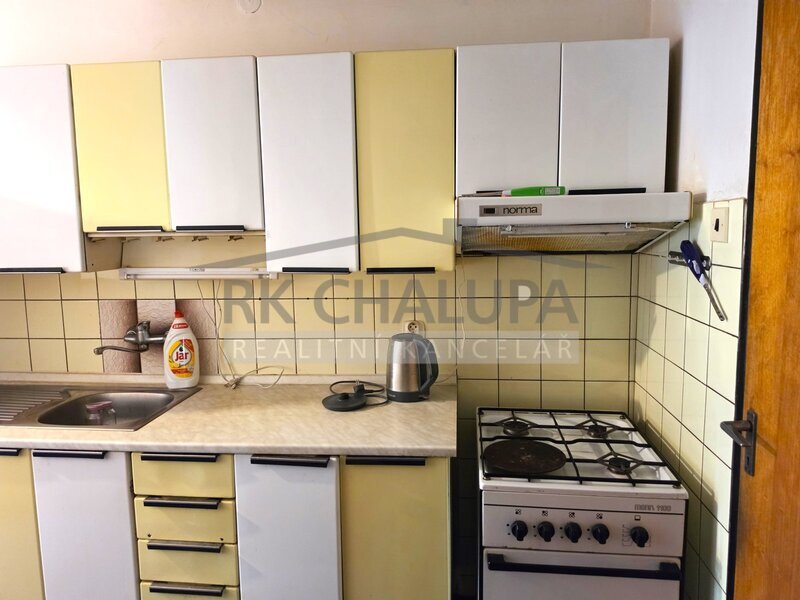 Pronájem pokoje ve zděném bytě 3+1, ul. J. Plachty, České Budějovice, 2x balkon, 19 m2