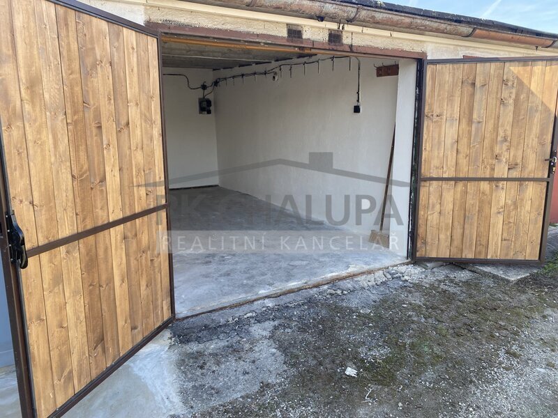 Prodej zděné garáže v OV, okraj obce Litvínovice, MHD, výměra 17 m2, betonový strop a podlaha – fotografie 2