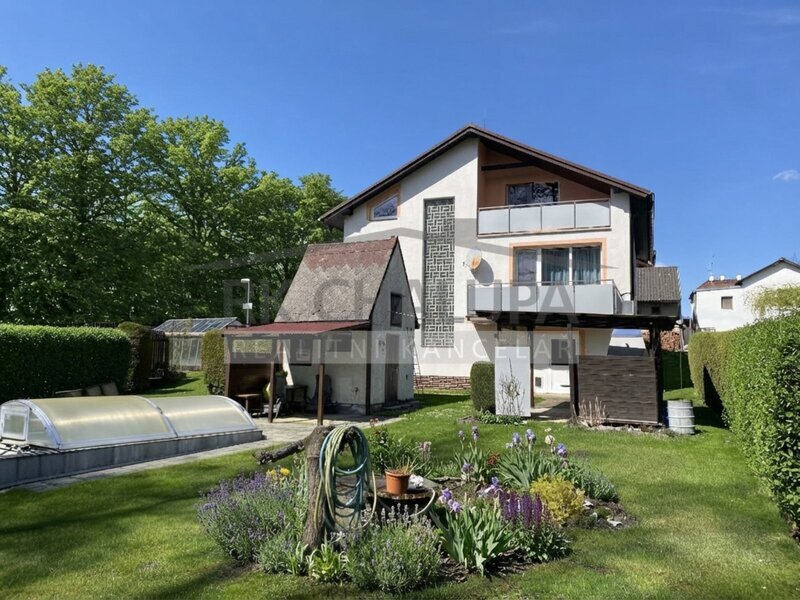 Prodej rodinného domu, obec Staré Hodějovice, 2+1, 3+0, garáž, pergola, bazén, 824 m2, MHD