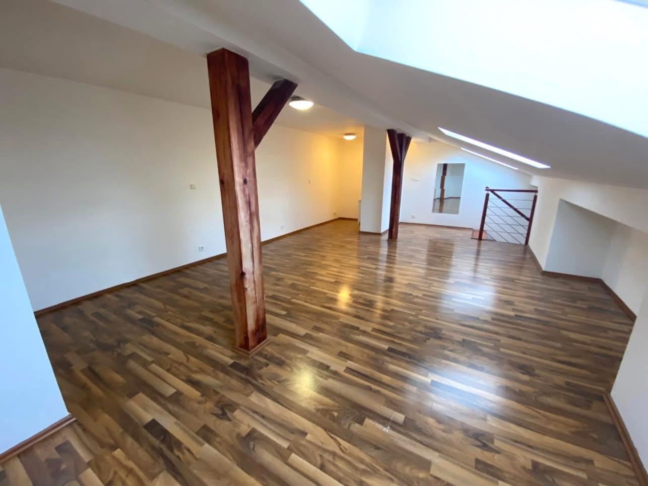 Pronájem mezonetového bytu 2+kk, 55 m², Praha 9 Vysočany,