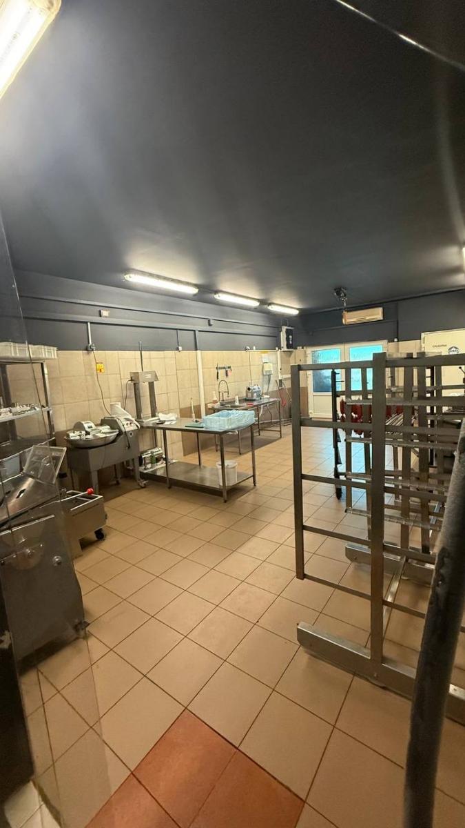 Přenechání zavedené výrobny uzenin a masných výrobků, 150 m², Chyňava, okres Beroun