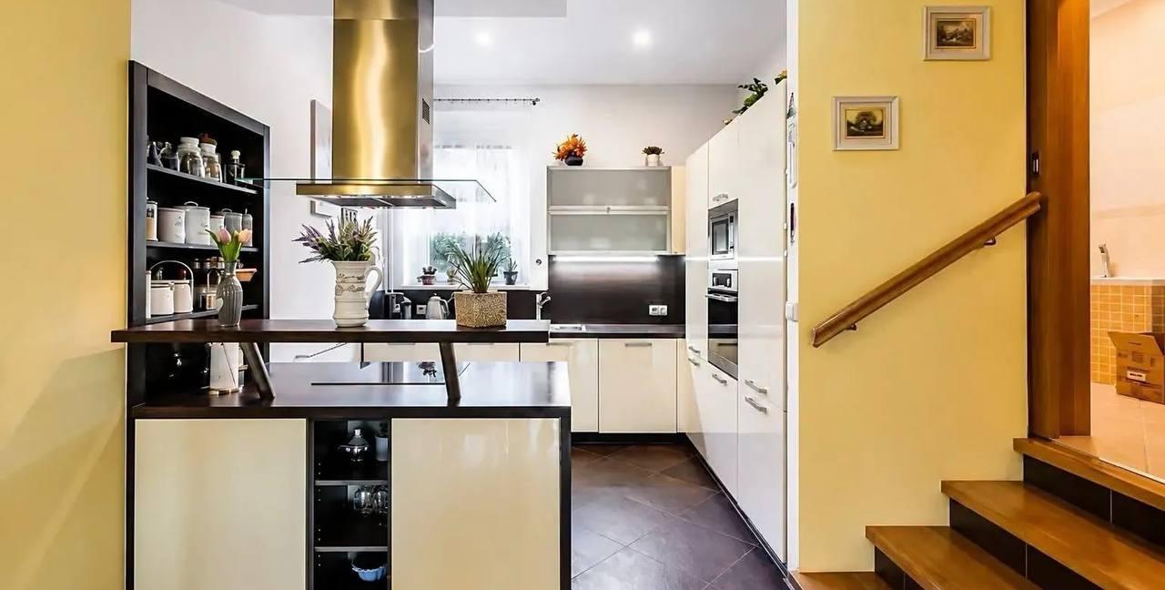 Pronájem vily / multifunkčního objektu, 1 300 m², pozemek 1 022 m², Praha Písnice