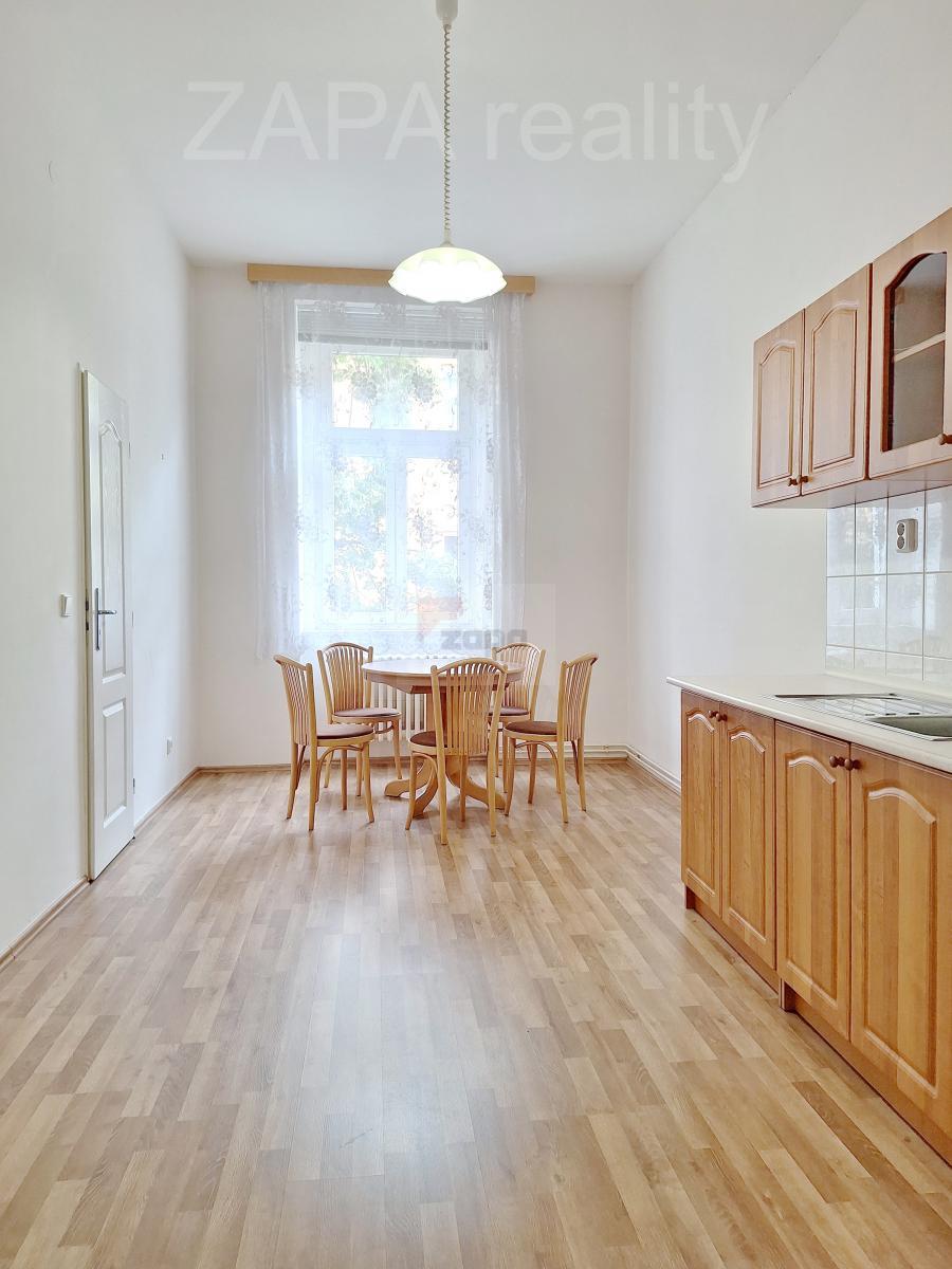 pronájem 2+1 72 m2 P5 Smíchov po kompl. rek. ul. Na Celné 2.patro bez výtahu cihla část. zařízený – fotografie 6