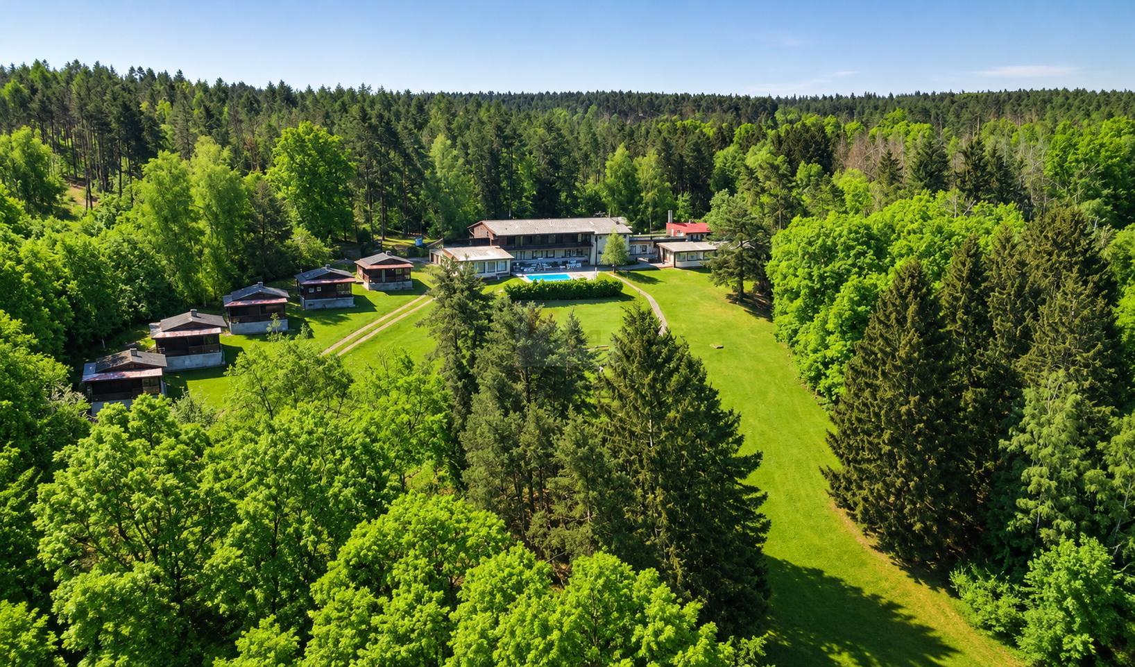 Prodej rekreačního areálu na Slapech, pozemek 18.152 m2, zastavěná plocha staveb cca 1.200 m2